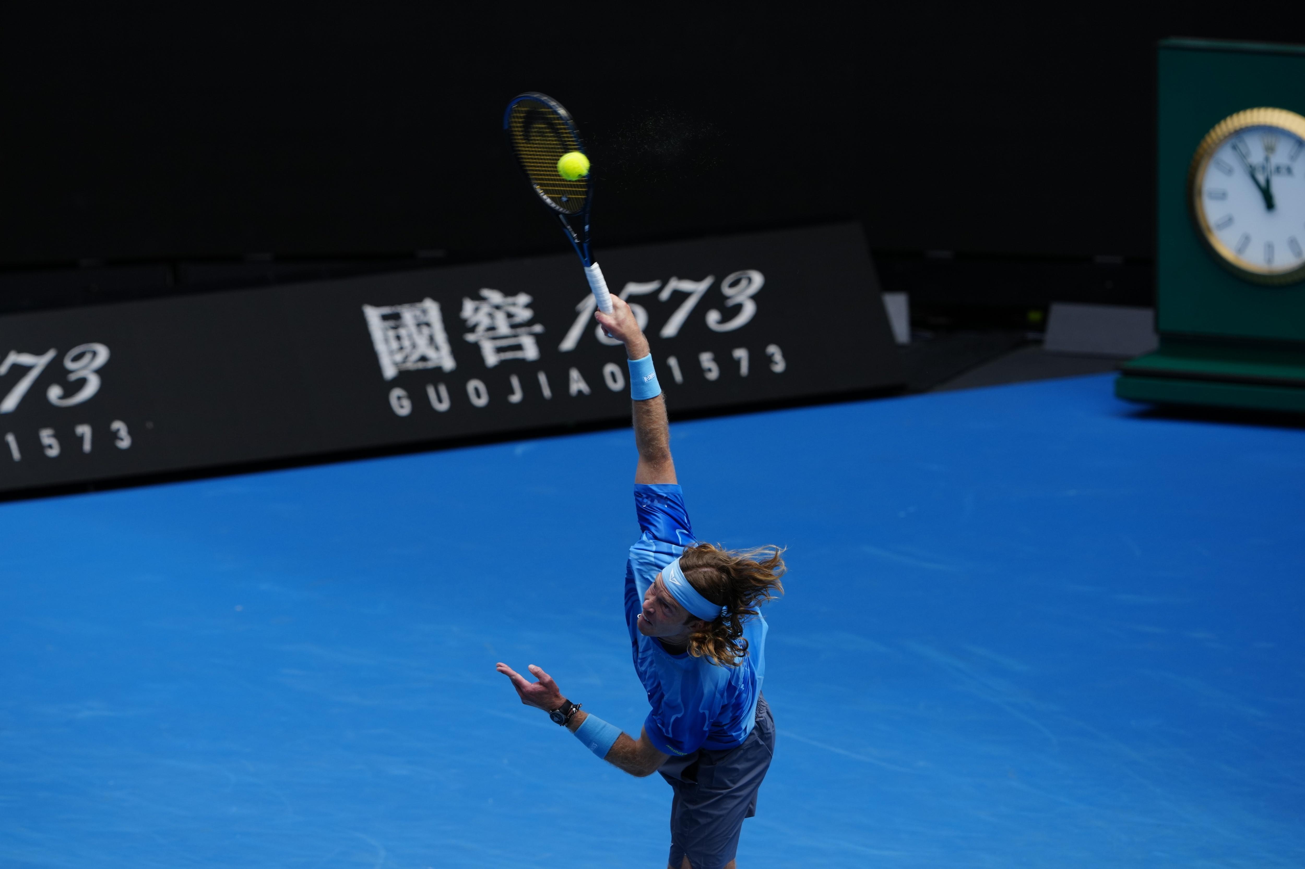 澳网2026澳网男单第二轮，输掉第三盘又错过发球胜赛局的卢布列夫无碍晋级，最后