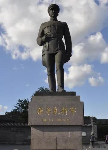 张学良放到现在相当于什么级别？说实话，用现代官职去套他，根本套不上——因为他的权