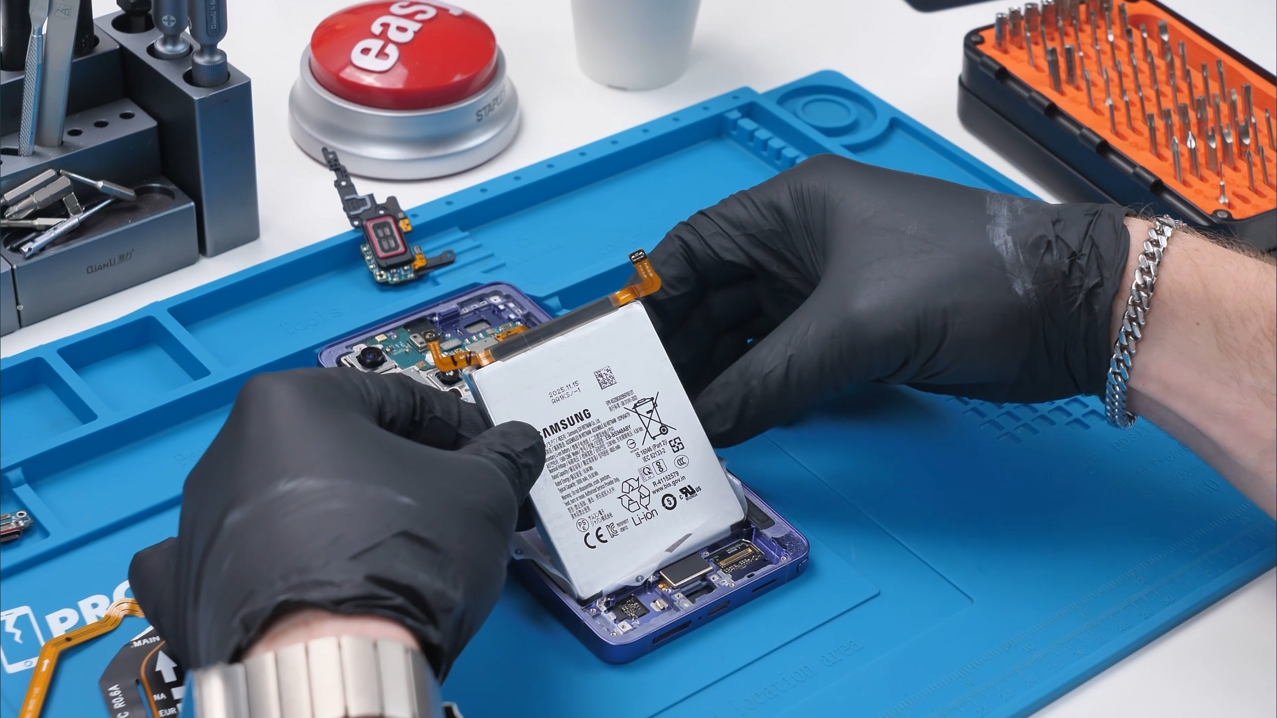 根据最新拆解信息，GalaxyS26Ultra在内部结构上聚焦效率、散热与