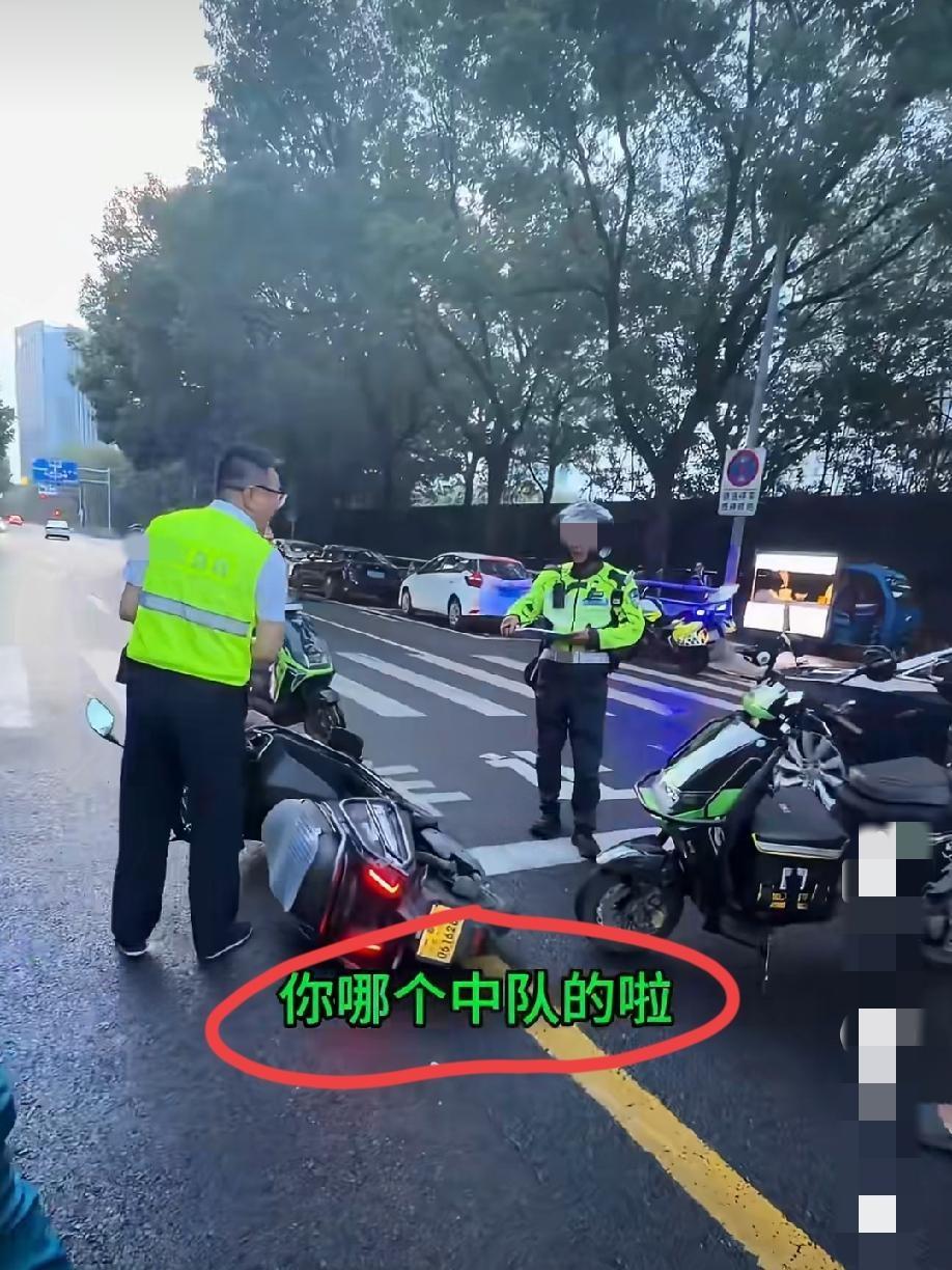 救护车问交警是哪个中队的。就这一句，比现场所有刹车痕都刺眼。交警催着先送人，