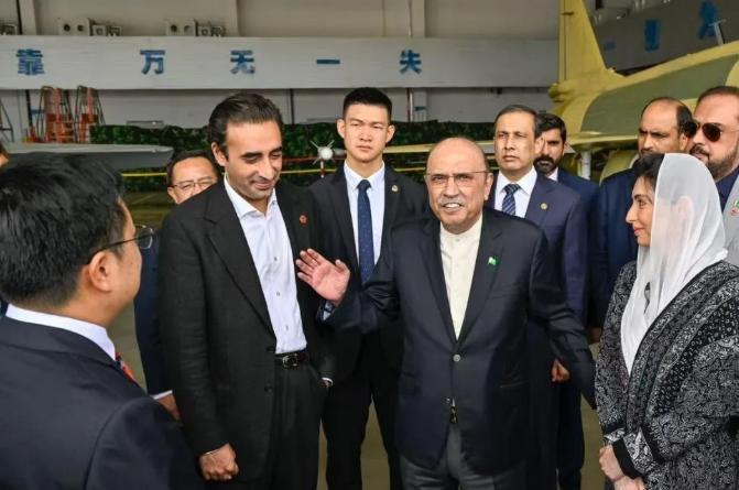 好棋！如果巴基斯坦没有得到高人指点，很难相信会突然下出几步精彩绝伦的连环棋，而且