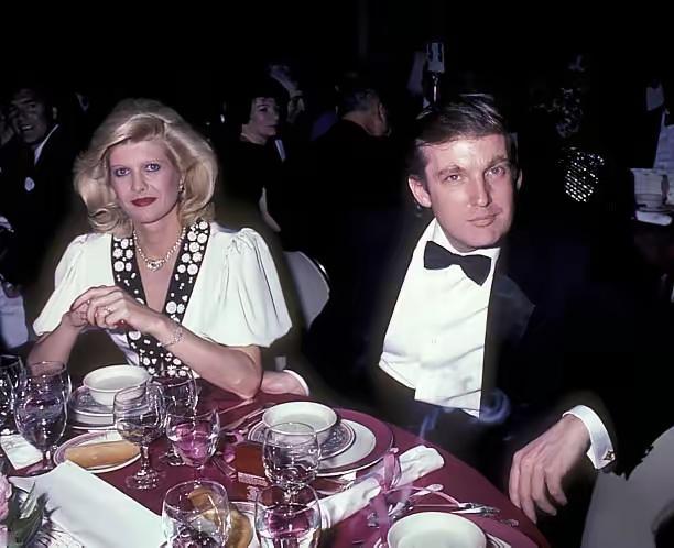 特朗普年轻是黑头发，怎么老年变成了金头发？而特朗普的两个儿子都是黑头发。如果特