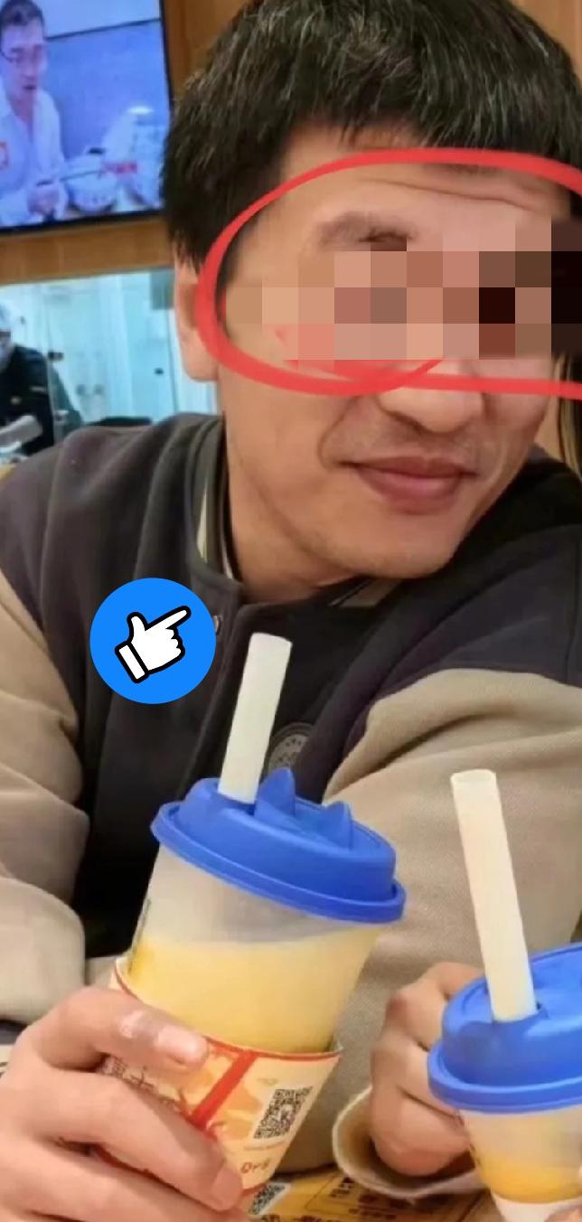 看到张雪峰网传心脏骤停这事儿老实说我并不觉得太意外。之前就有网友盯着他直