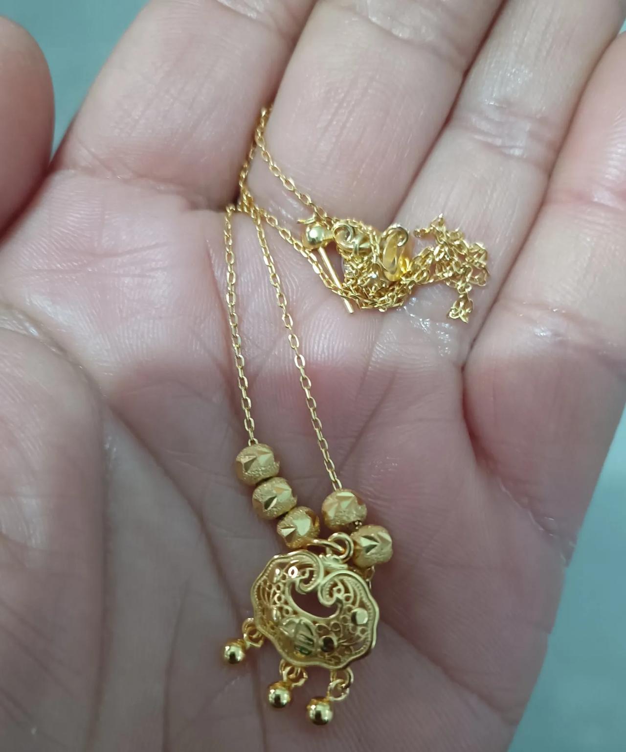 这条项链是两年前一个学生送的当初说是用压岁钱在两元店买的我也没有太在意一直收