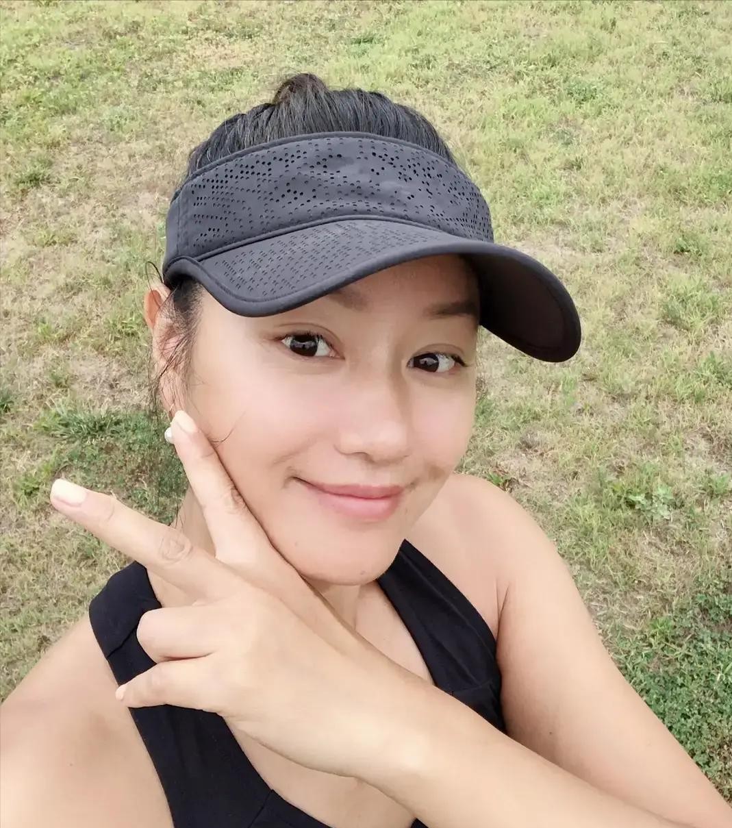 55岁的瞿颖没嫁胡兵，没生自己的孩子，在泰国清迈跟一位民航机长搭伙过日子，帮人家带两个闺女，不领证不