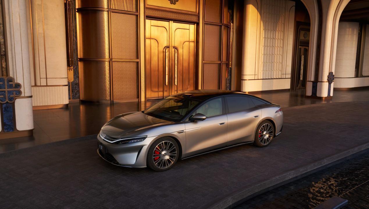 这次成都车展，比亚迪王朝网直接把旗舰牌打了出来。8月21日，全新D+级旗舰轿车大