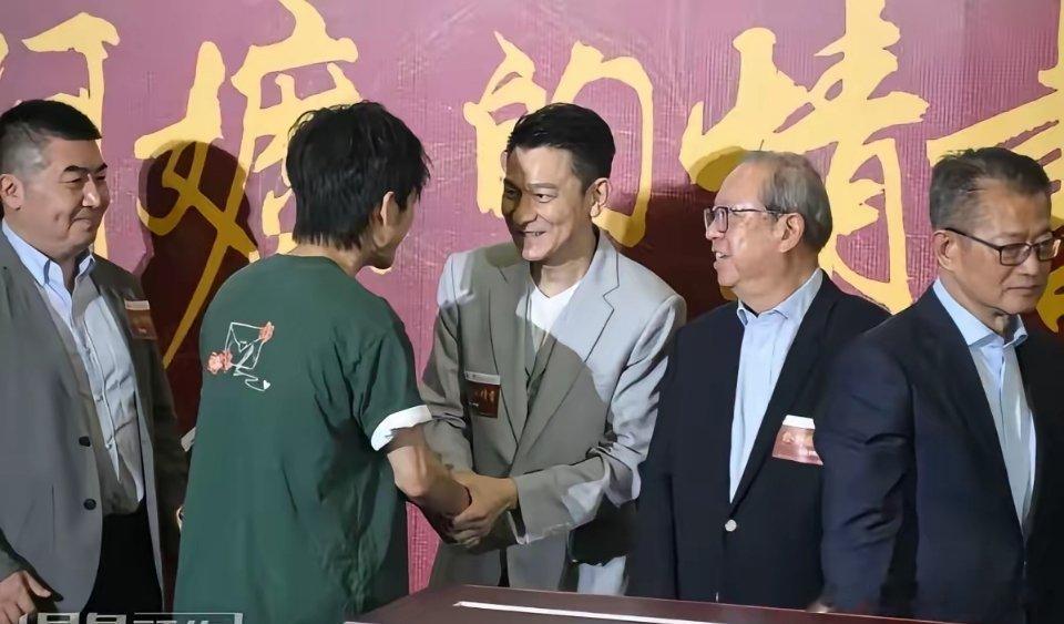 为什么刘德华会助阵《给阿嬷的情书》？原因很简单，因为刘德华在投资失败时是两位潮汕