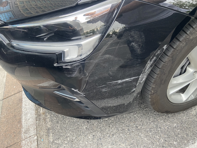 停车场被碰真是倒霉老铁们，这种情况怎么办？人没走，报警了，但是修车要两三天，太