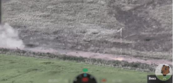 俄军侦察无人机在前线俄方一侧的某条道路上，发现了乌军密密麻麻部署的FPV伏击无人