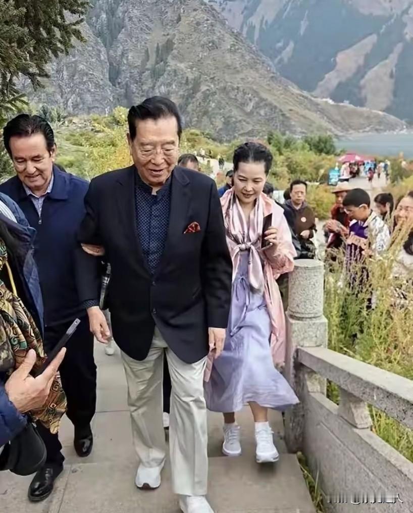 87岁李双江病榻前，揭开了多少家庭的真相！李双江在301医院被人偶遇了。不是