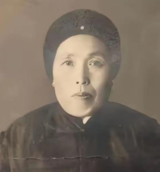 1891年，16岁的张作霖落难乞讨，孙寡妇看中了他，解开衣扣，掏出一块腰牌给他：