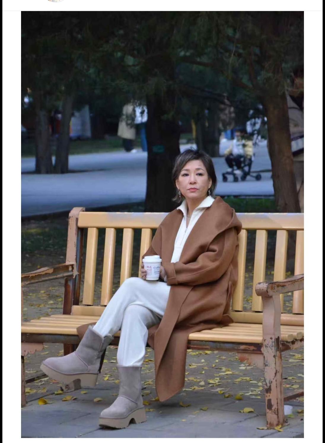 李静，这件大衣看着好有质感。