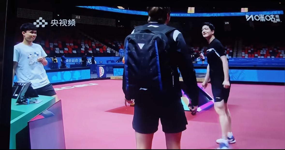 全运会可爱三人组樊振东周启豪赵子豪全运会的训练场上，樊振东带领赵子豪，周