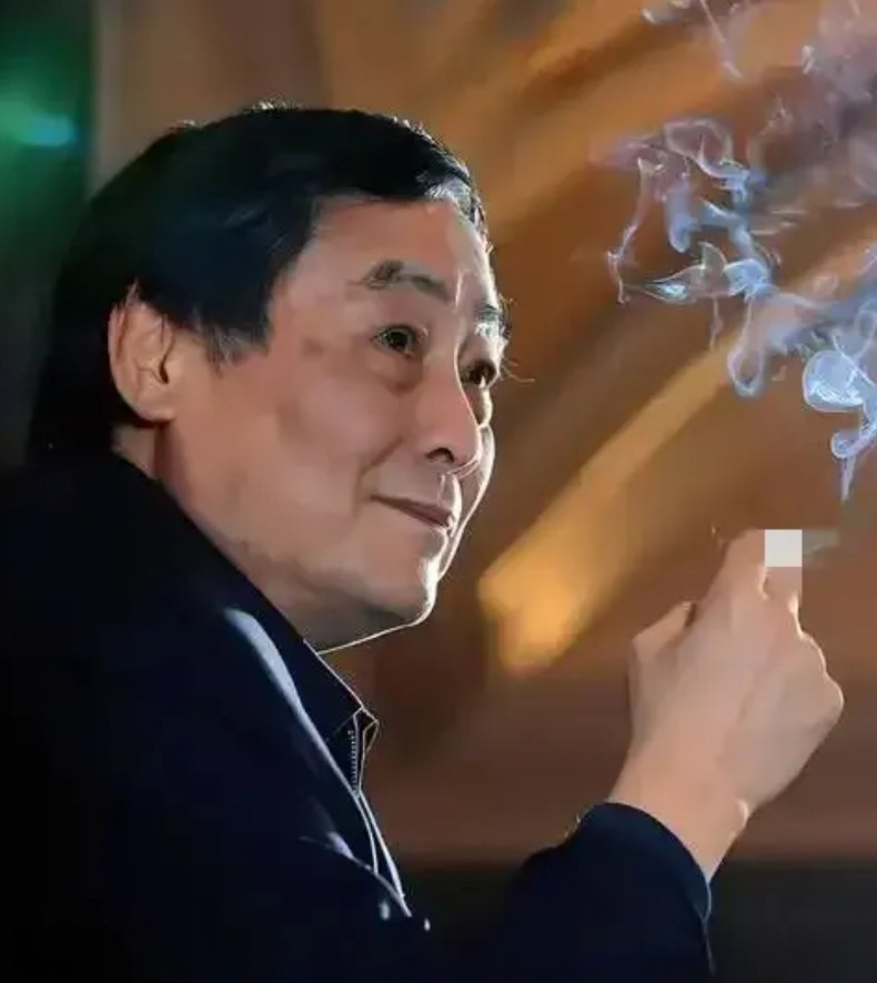 其实宗老已经暗示的很明显了，让杜二娘去美国生孩子，为了让她们摆清楚位置，甚至不惜