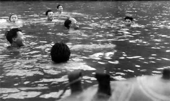 1954年，毛主席在北戴河游泳，偶然遇到一位老渔夫，老渔夫没认出毛主席是谁，还说