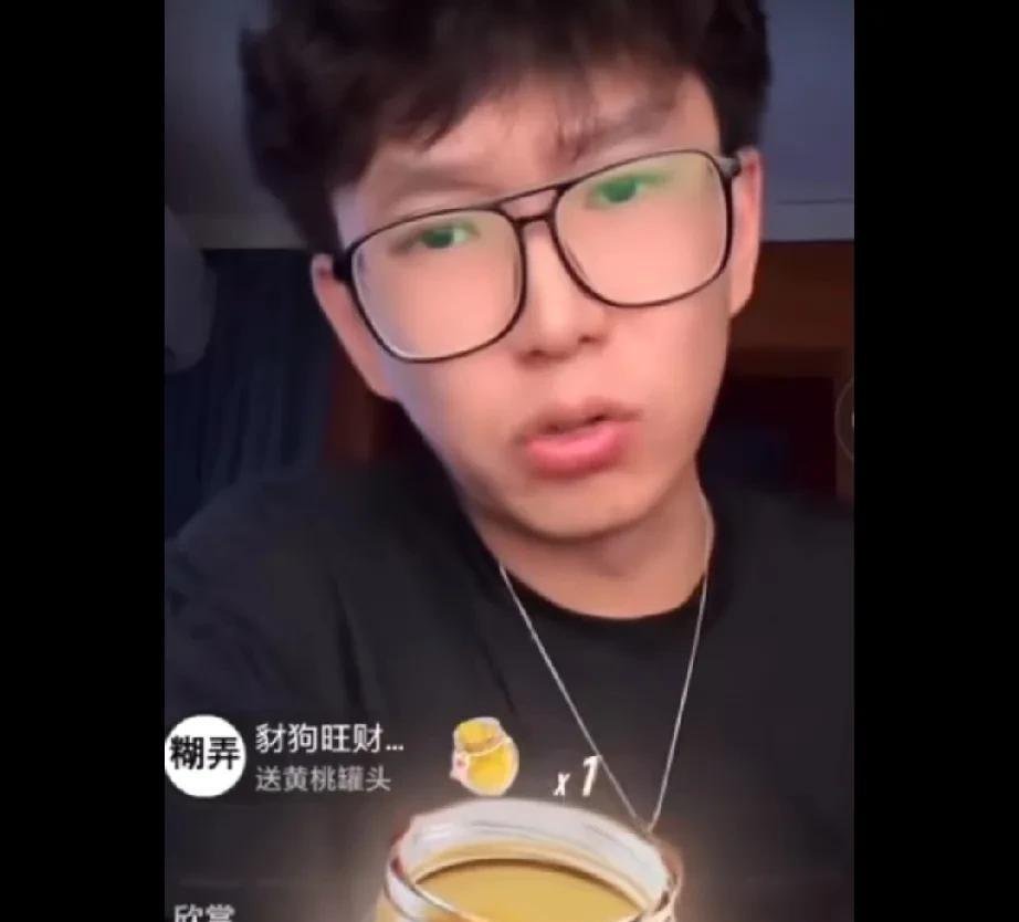 现在有很多相声团体已经开始了直播说相声，但是有的人坚决不直播，赵立同反对直播说相