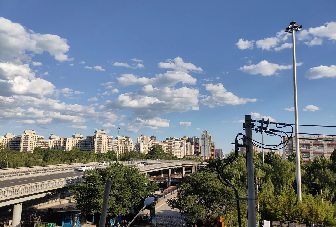 北京发布大风蓝色预警信号~北京市气象台昨晚19时50分发布大风蓝色预警信号:
