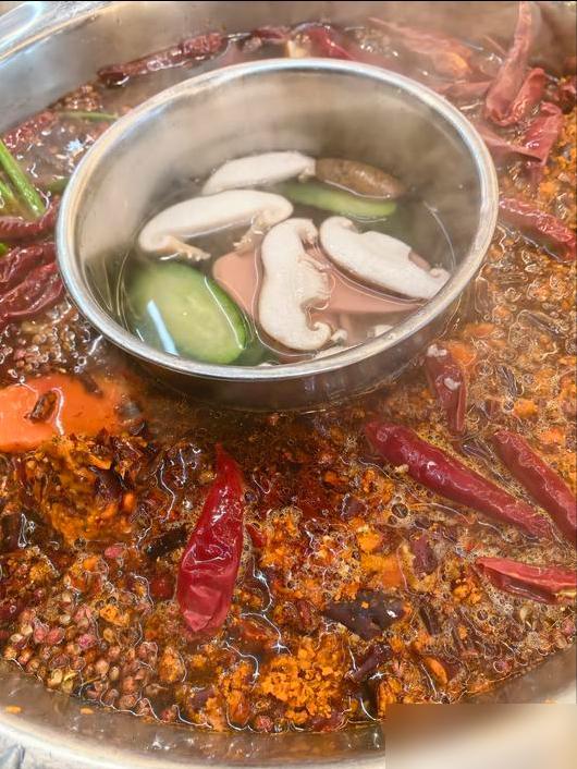 中午一起吃的酸汤鱼，下午他就肠胃炎了？我没事啊，晚上继续火锅。并且，这几天，我们