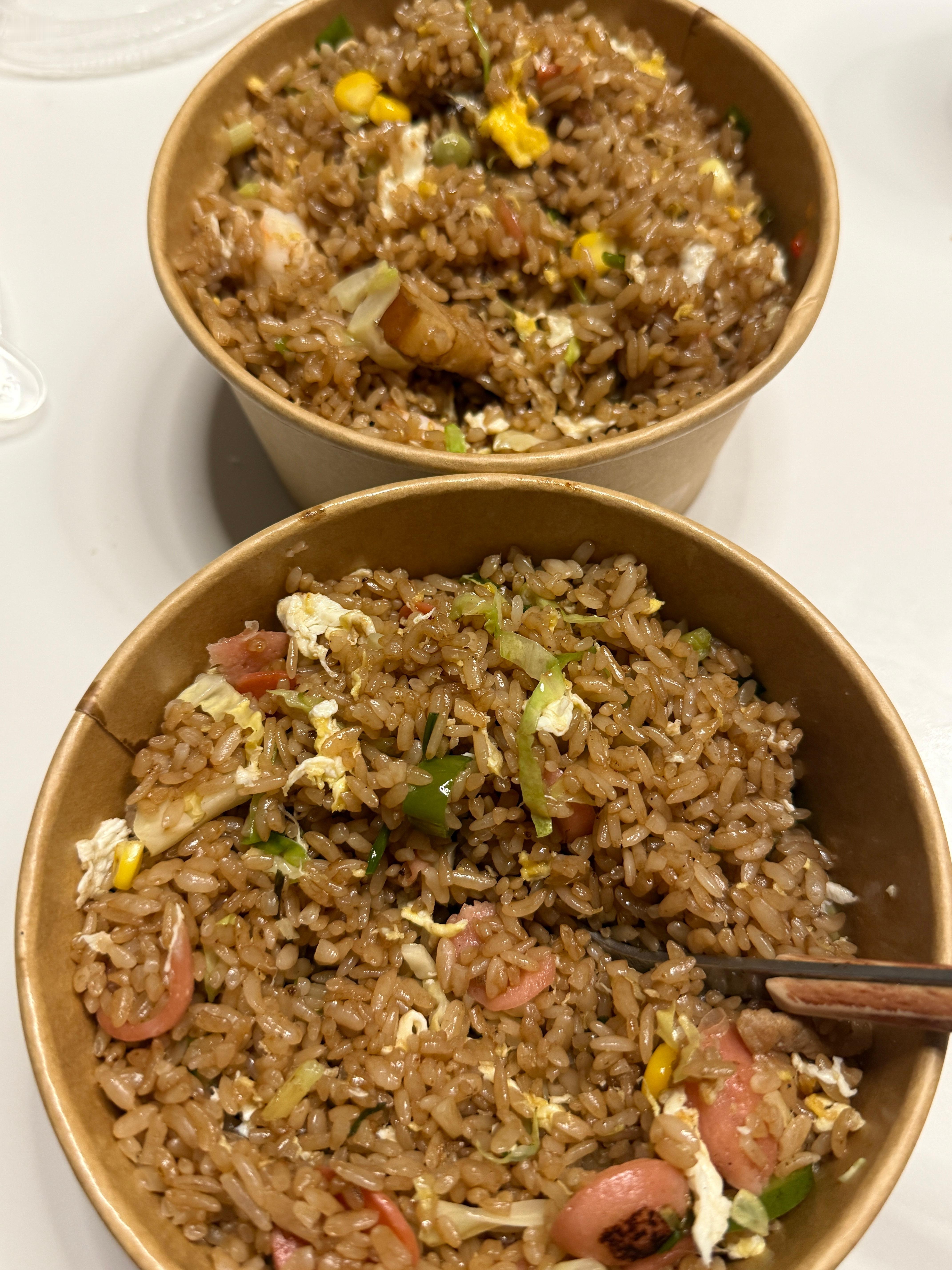 今天豪横一把，点两个炒饭[捂脸哭]不同口味的，吃不完明天接着吃。​​​