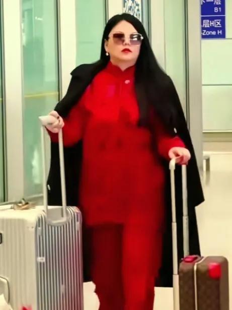 被调侃行走的“行李箱”，李湘晒瘦照力证曾是仙女颜值近日，李湘过完万圣节的机场