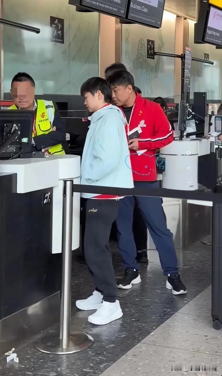 谁看了不夸一句国乒是真家人！5月12日返程值机，王皓作为男队主教练，压根没分你