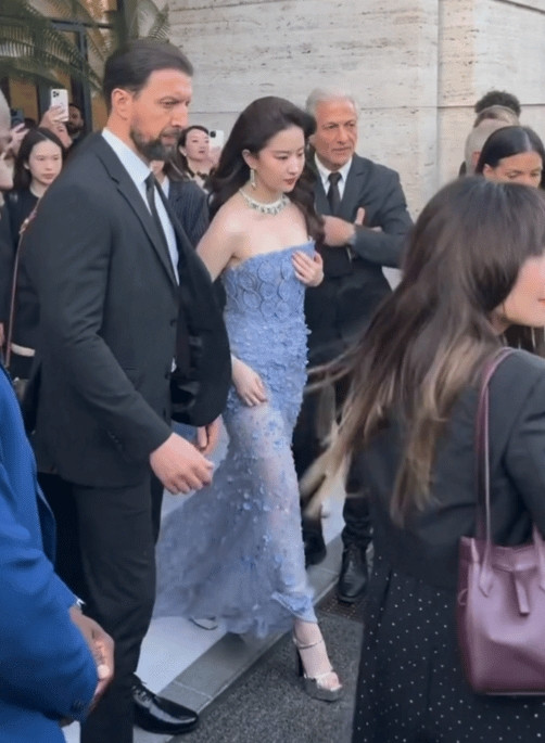仔细看，刘亦菲还真魁梧啊