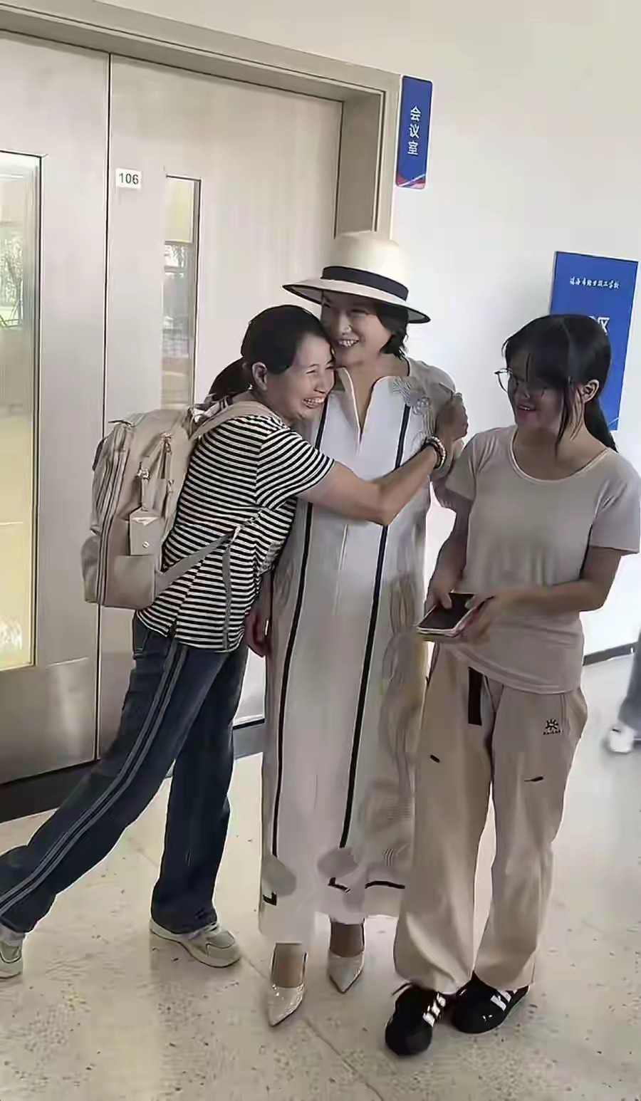 董明珠现身技工学校招生现场白裙礼帽高跟鞋状态年轻得像换了个人​​​