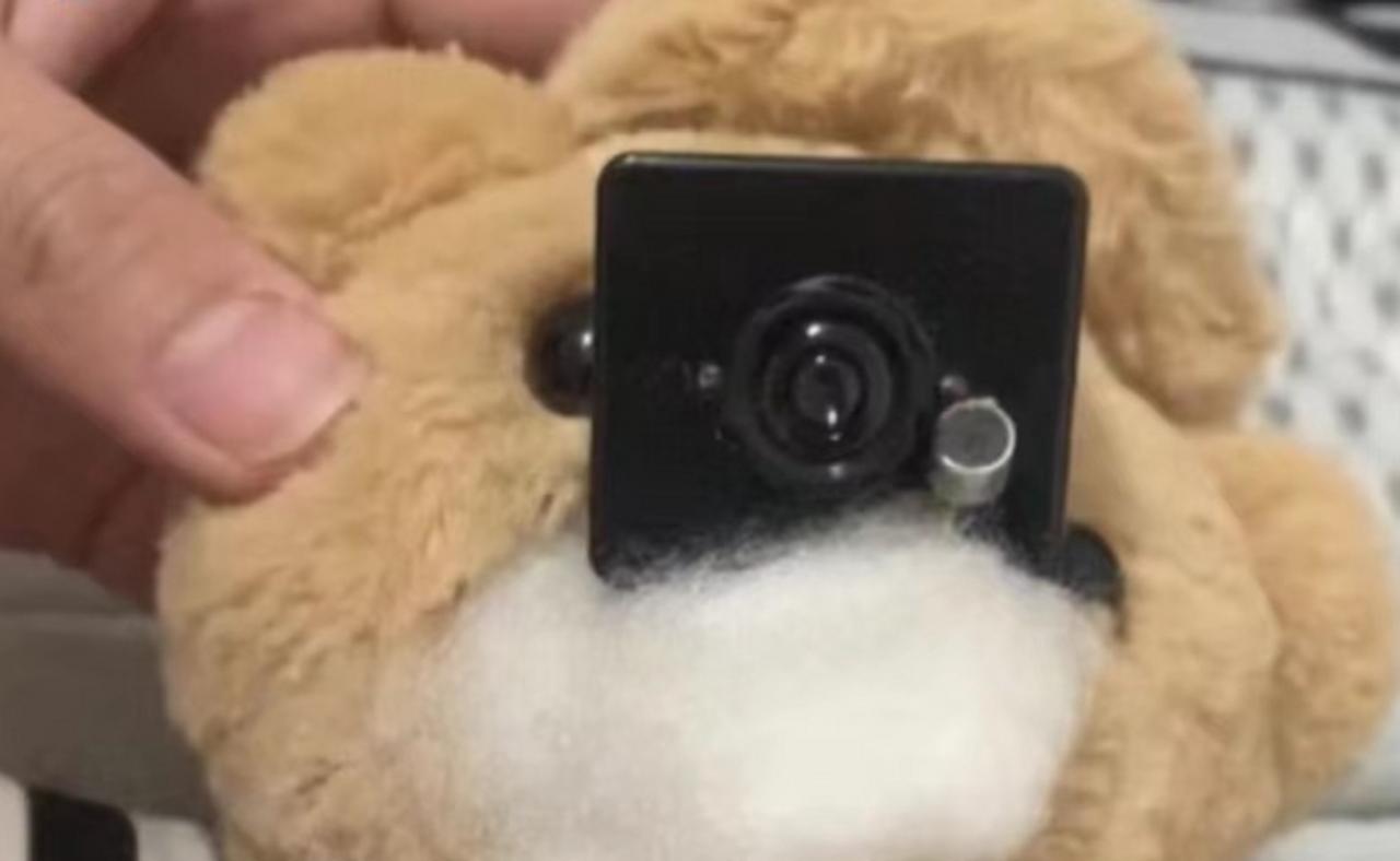 “细思极恐！”上海，一独居女子打扫房间，竟在卧室玩偶里，发现隐藏式摄像头和充电宝