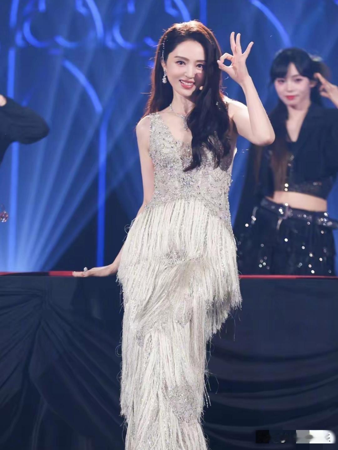 妈呀！在董璇身上发现了比医美更厉害的“武器”。最近的她浑身上下都散发着年轻明