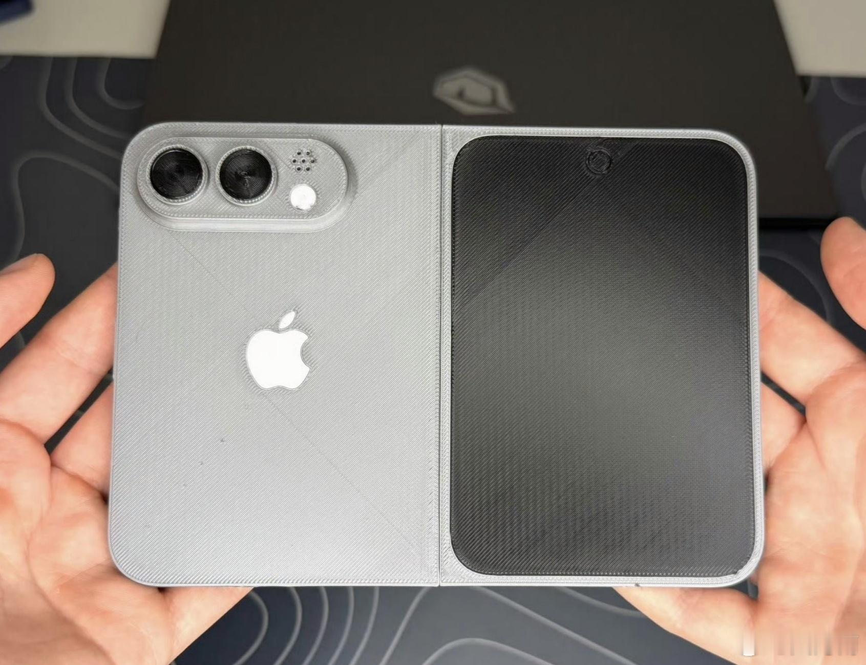 📱苹果终于不端着了，折叠屏秋季亮相！厚度压到4.7mm，折起来9.2mm，基本