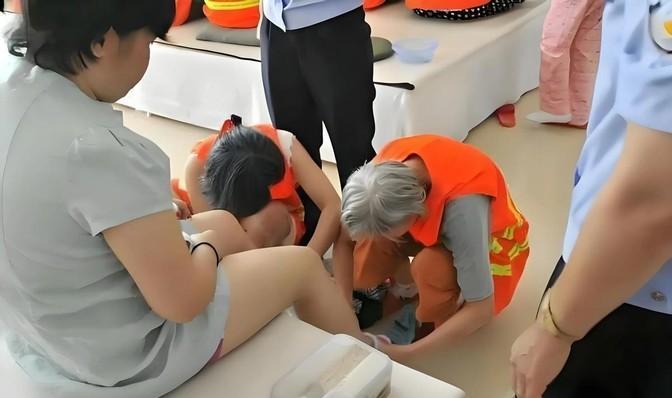 这是2014年，辽宁本溪的死刑犯艾弘在临刑前的场面，她的两名狱友蹲在她的身边亲自