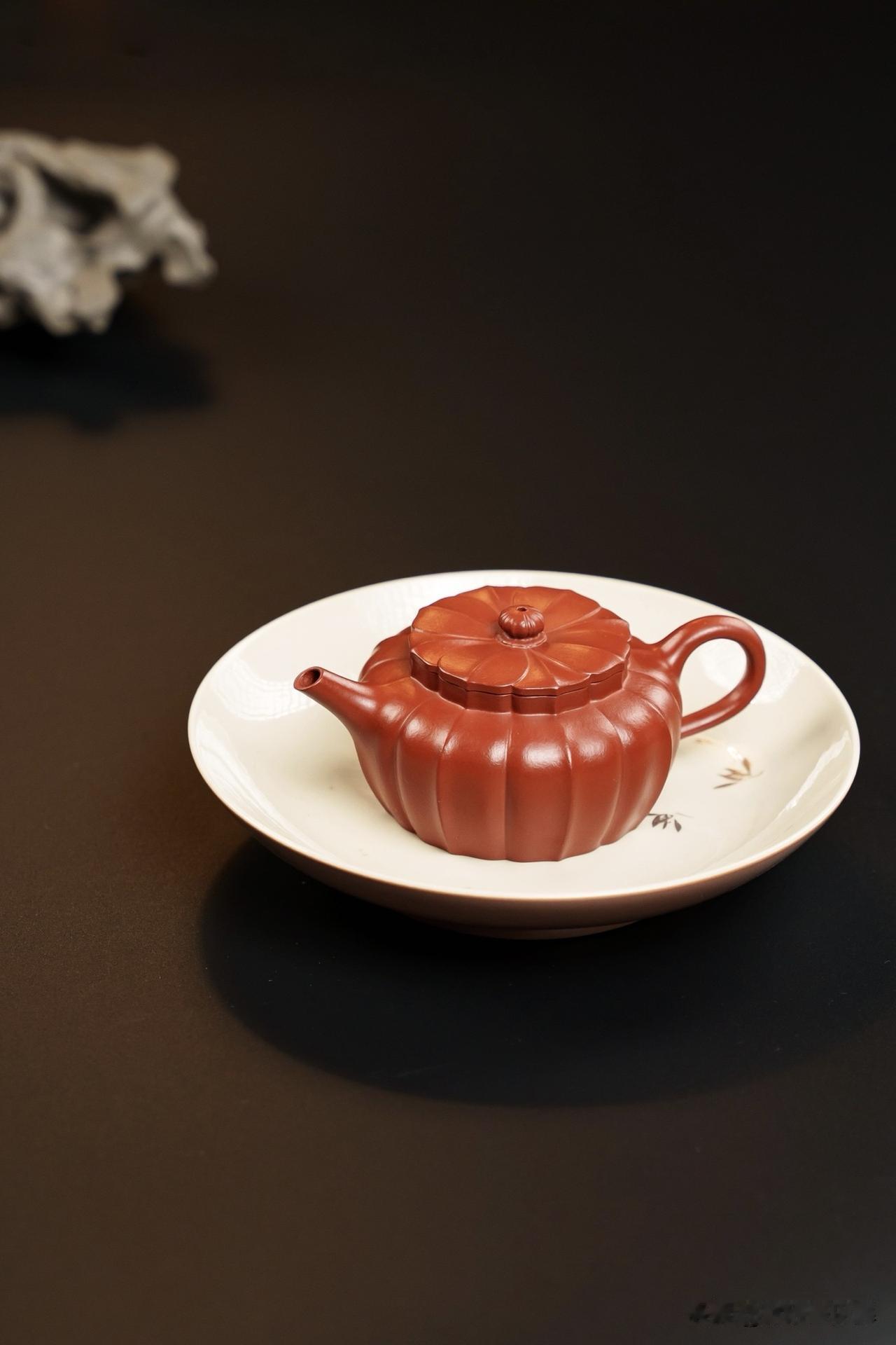 第一步：清理我们刚买到的紫砂壶，不要着急喝茶，首先我们将壶盖打开之后，先把壶表