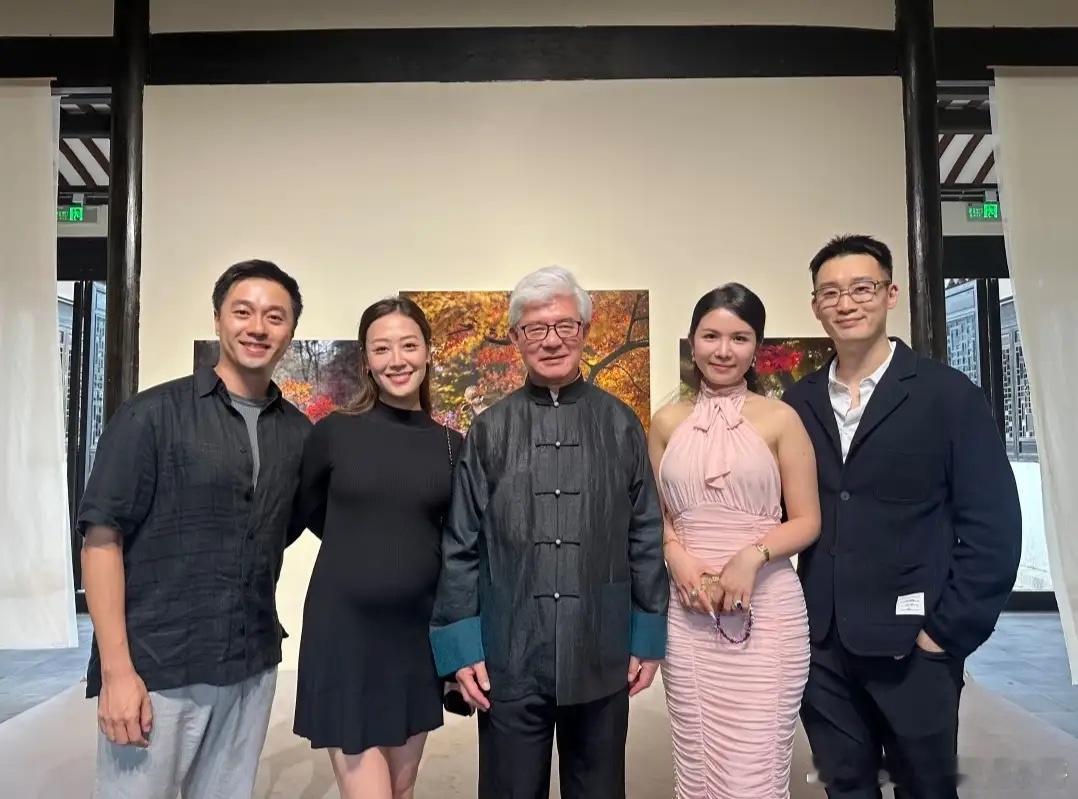 霍启山晒与77岁继父合照，母亲朱玲玲也在，三人罕见同框关系融洽​​​