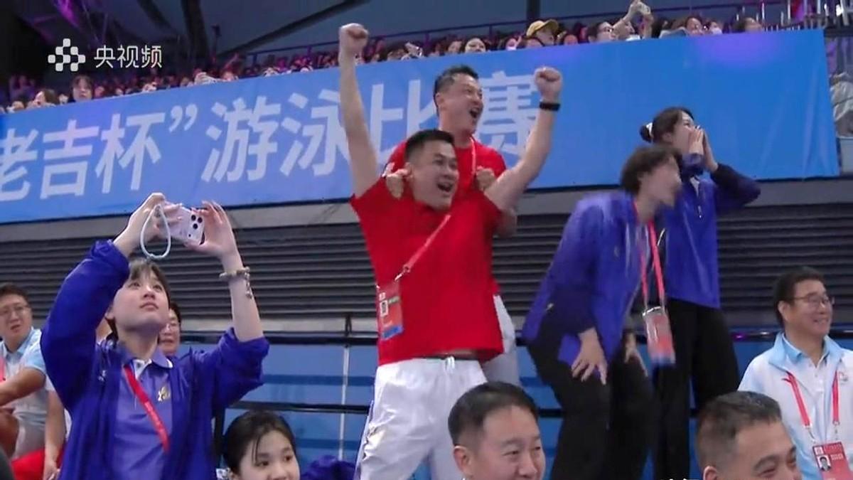 “福建游泳也能拿全运会金牌？”看台上有人小声嘀咕，下一秒就被2分05秒71的成绩
