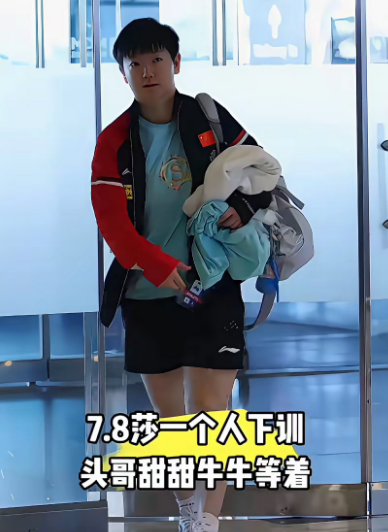 看清了，莎莎等哥进电梯后包不见了，很多人说莎莎进电梯包还在身上，仔细看五六图，很