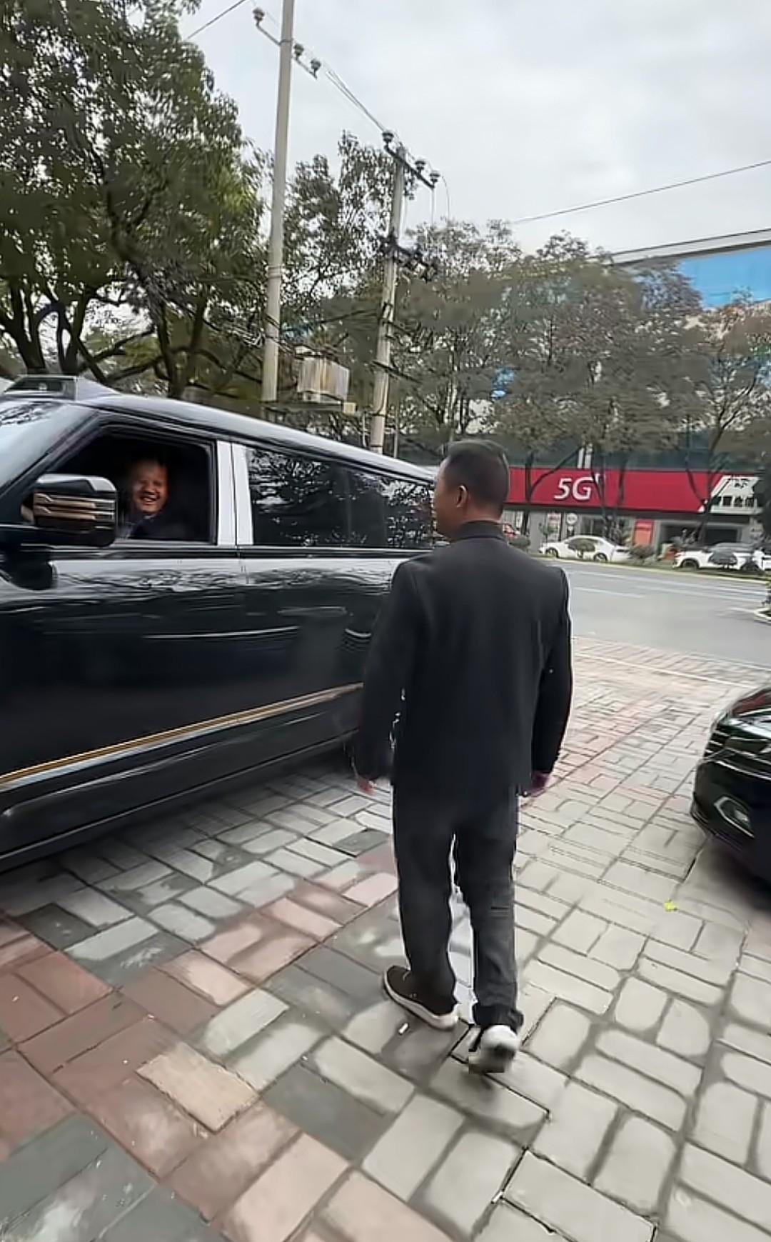 刘文新亲自去深圳把仰望U8L开回家，司机小高一脚油门干回信阳，1300公里连轴转