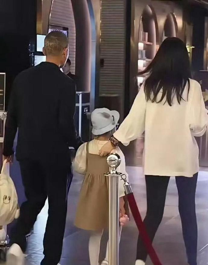 74岁的王石与5岁的小女儿同框格外惹眼，这个孩子是他与田朴珺的女儿，生于2020