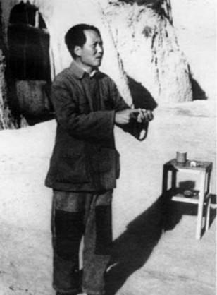 毛主席说，全心全意为人民服务。刘少奇说，人人为我，我为人人，这两句话都提到了人民