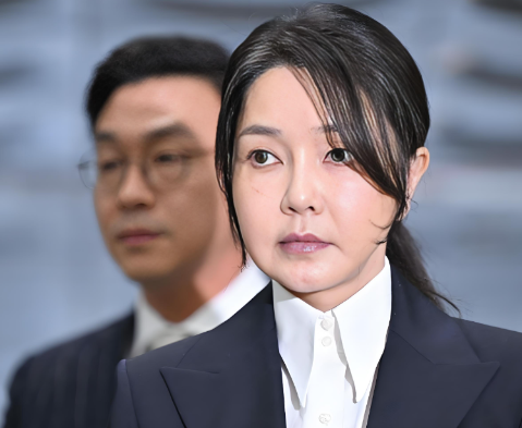 金建希似乎比尹锡悦更难缠，她看似很配合，不管是逮捕还是传唤的时候，都会乖乖的接受