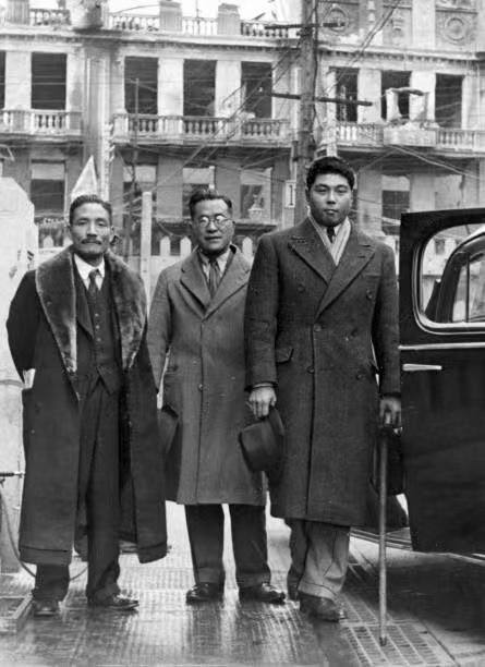 图一：1938年11月18日，日寇首相近卫文麿之子近卫富高（右）抵达汉口。图