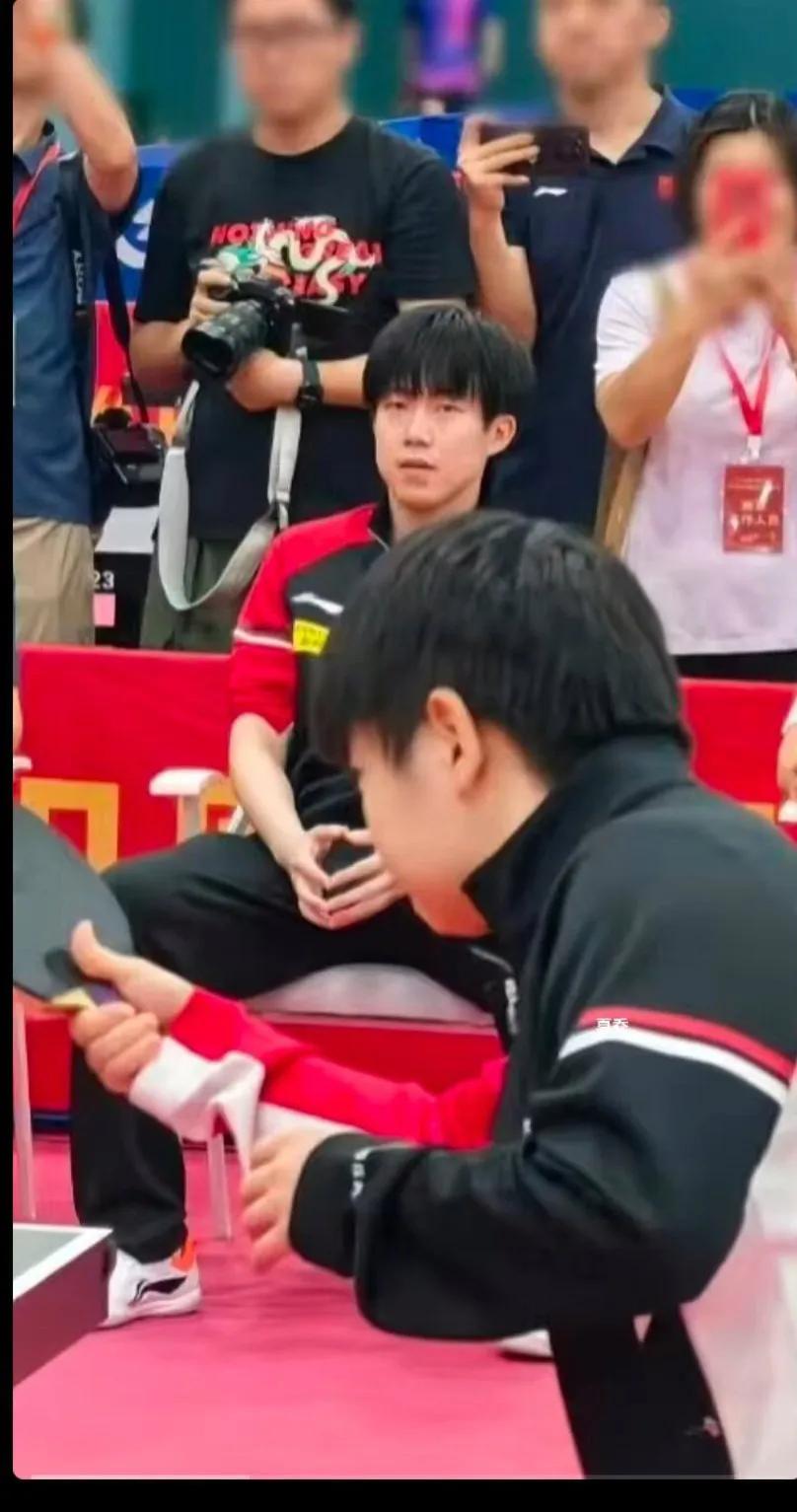 头头眼睛钉着他的魂的同时手还比了个心[呲牙笑]喜欢小狮子看莎莎这眼神真好。[玫瑰