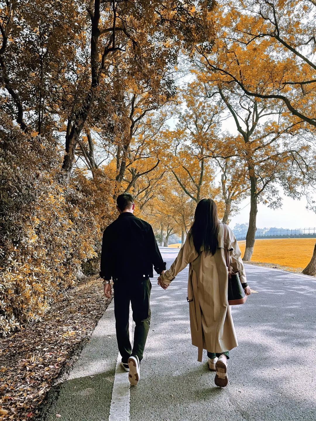 越长大越明白世间根本没有从不吵架的夫妻那些能携手走到白头的，从不是天生契