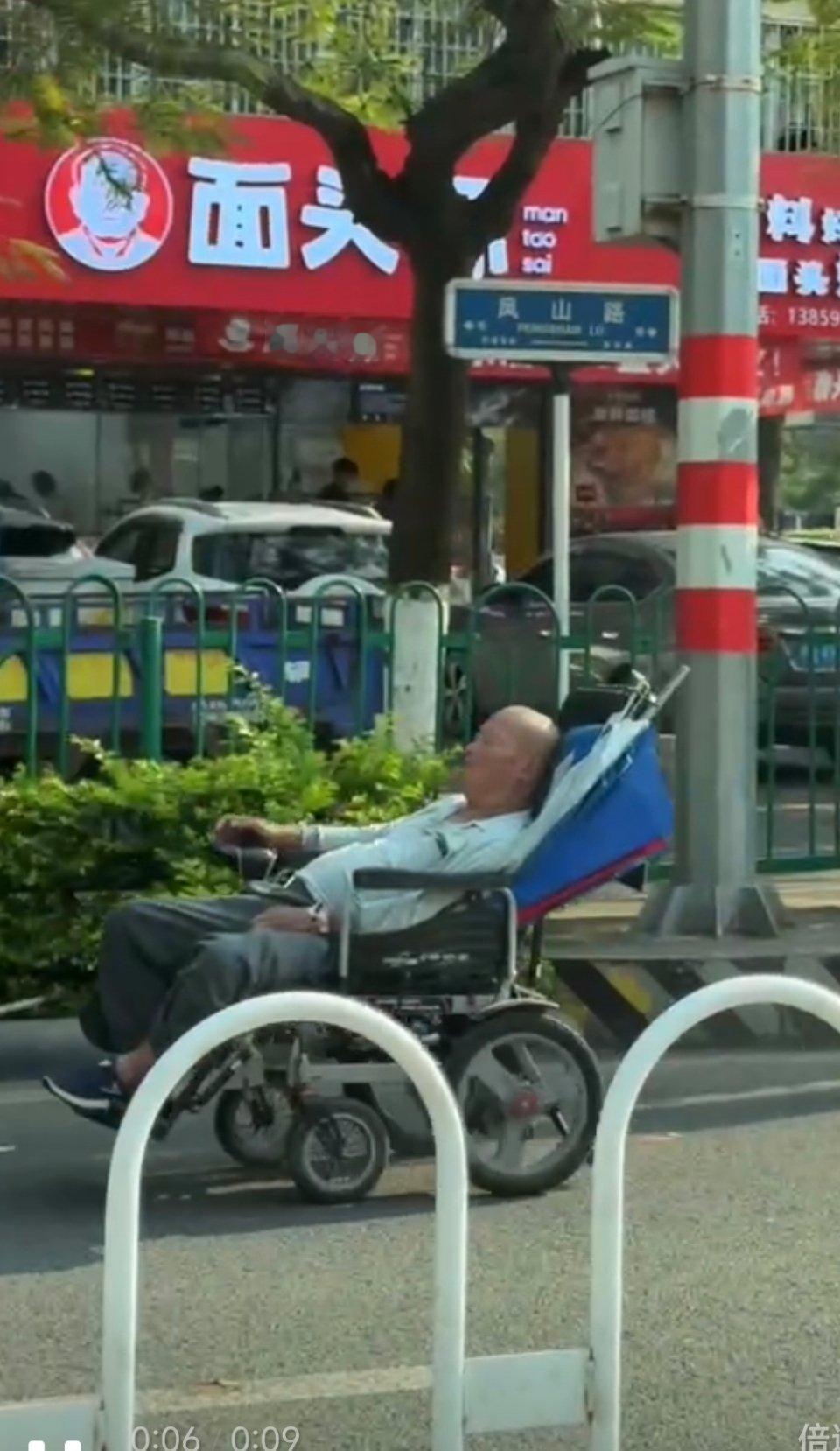 你的车怎么开在别人客厅上啊？​​​