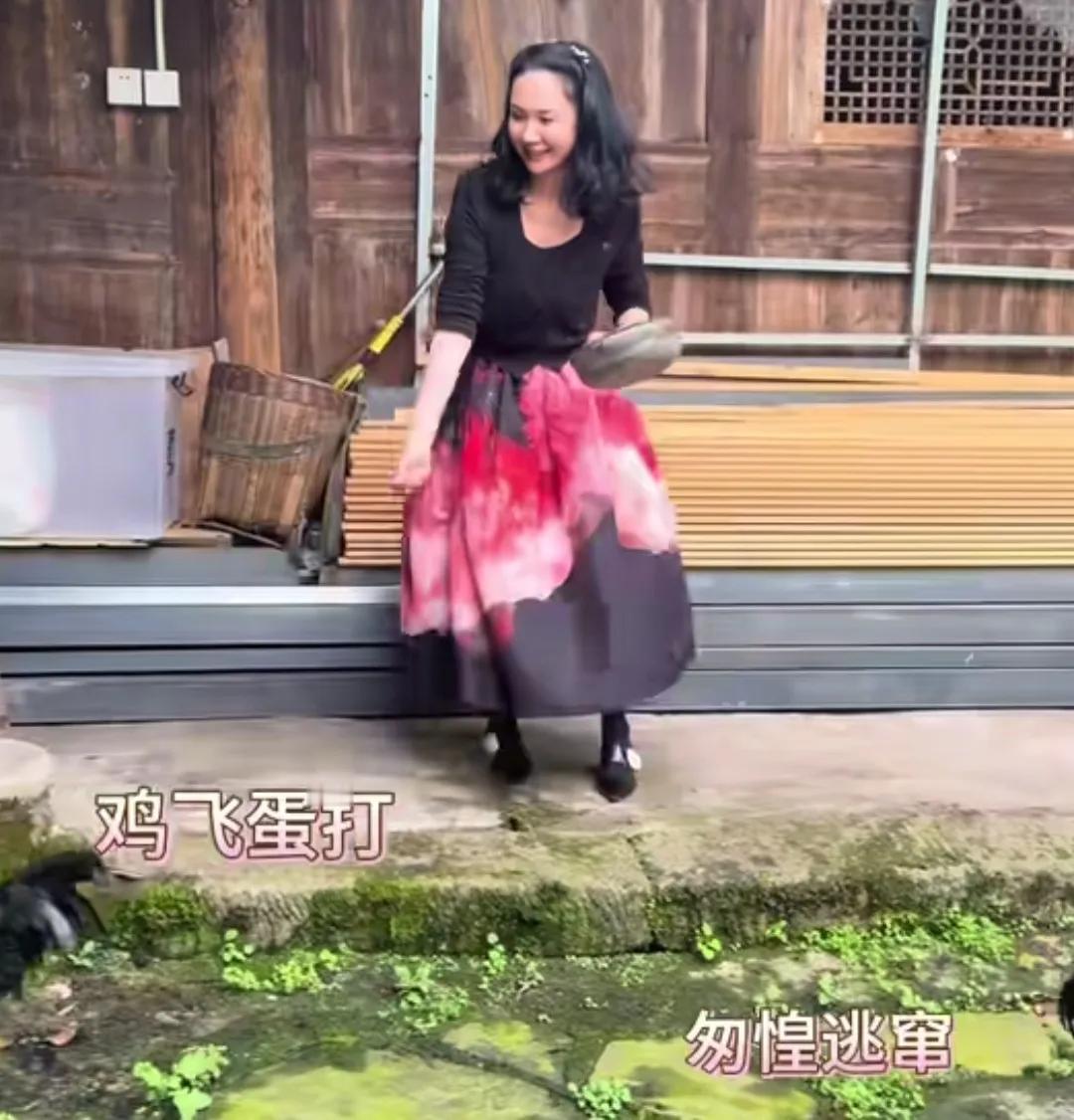 程莉莎太快乐了，大早上起来她就开始到处追着鸡跑，她把鸡吓得到处乱跑，这边郭晓东正