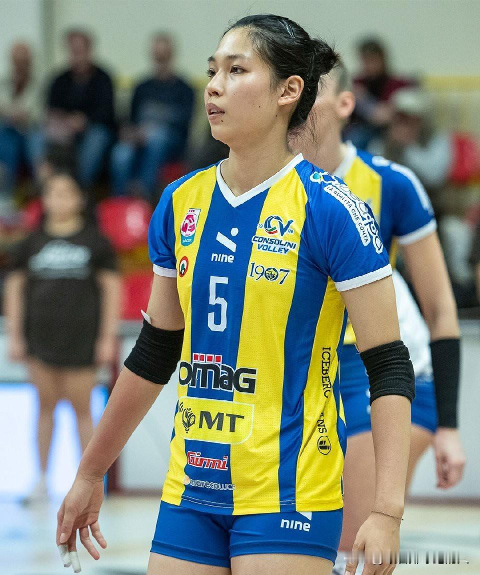 庄宇珊首show很成功，拿到了本方最高的20分（16扣1拦3发），对方接应奥博萨