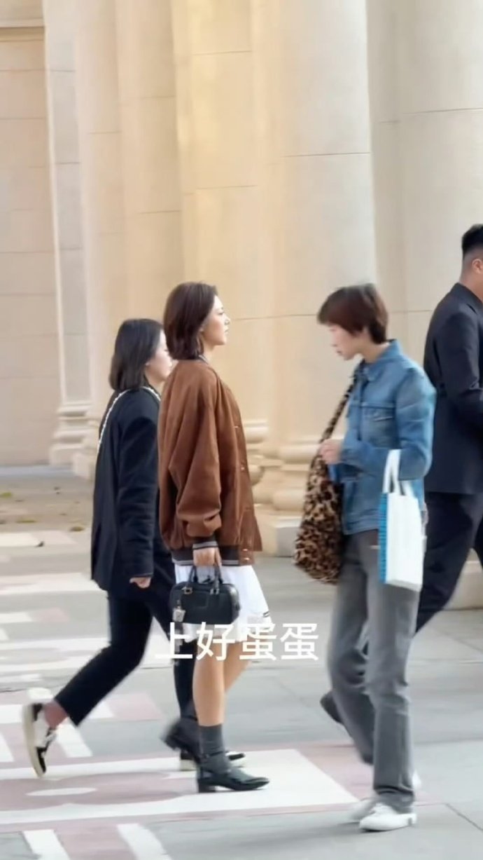 赵今麦美拉德look，是美拉德发色到美拉德外套，再搭配上这个短发造型，鬼马少女麦