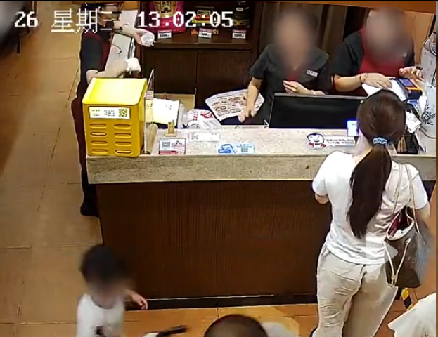 女子拟起诉4岁男孩引争议：是合理维权，还是纠缠式维权？一个女生在餐厅被一个4岁小男孩碰了屁股，她当场