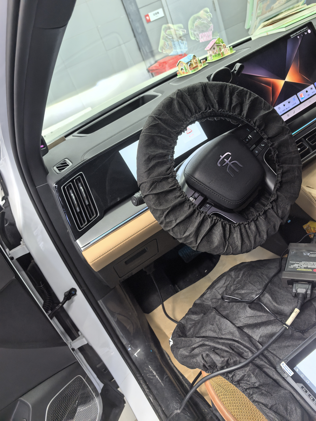 宋L抬头显示坏了车门烂漆目前1万公里，这两天OTA把抬头显示升坏了，电脑检