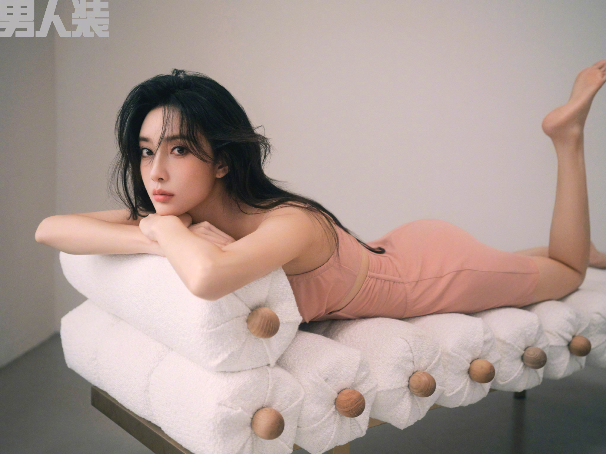 孟子义，光脚丫美腿妆造美学，甚是迷人。孟子义