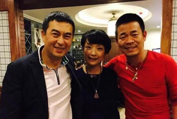 张嘉译平时啥样你绝对想不到荧幕上他是气场拉满的大叔、城府深沉的商界大佬、稳